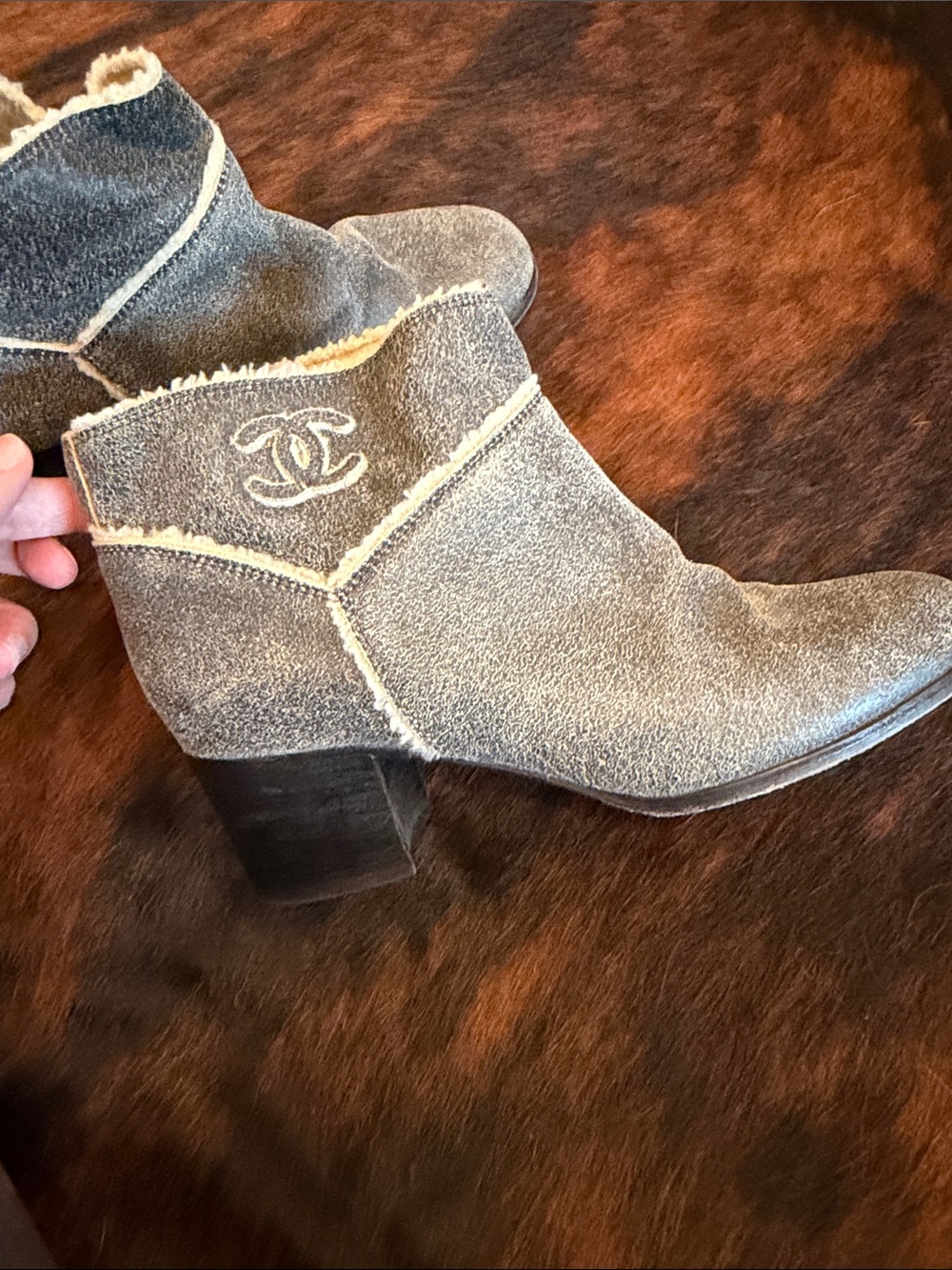 CHANEL Shearling-Lined Suede Ankle Boots in Gray with cream - Picture 5 of 7